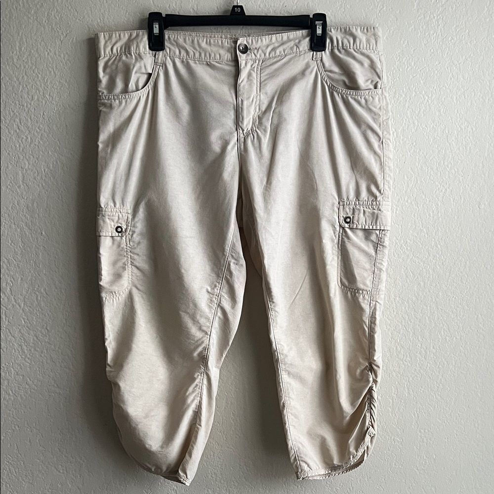 Woolrich Women's Capri Pants in Tan Khaki Cargo in Size 12